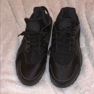 all black NIKE huaraches